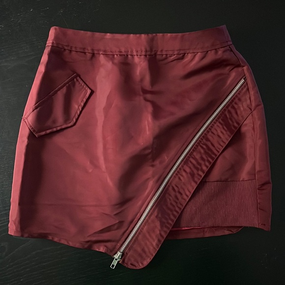 LE LIS MAROON MINI ZIPPER SKIRT SIZE SMALL - Picture 2 of 2